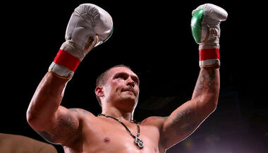 ВИДЕО. Усик не снимает перчатки даже на велотренажере