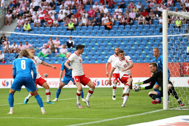 Левандовски и Кендзера. Польша едва унесла ноги в матче против Исландии