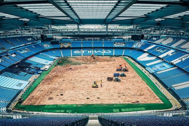 ФОТО. На стадионе Манчестер Сити меняют газон