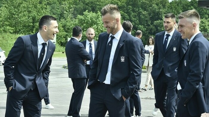 ВІДЕО. Як Шевченко допоміг Марлосу зав'язати краватку перед фотосесією