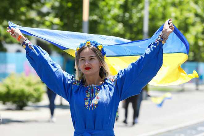 ВИДЕО. Фанаты сборной Украины поют на улицах Бухареста