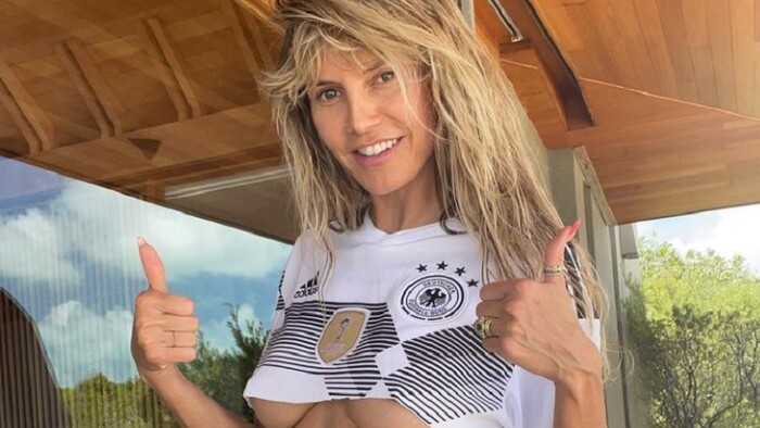 ФОТО. Хайди Клум обнажила грудь в поддержку сборной Германии