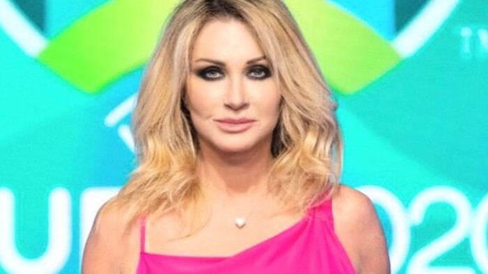 ВИДЕО. Итальянская телеведущая повторила позу из Основного инстинкта