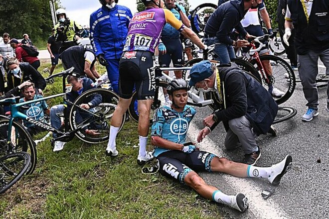 ВІДЕО Затримано жінку, яка викликала найгіршу аварію в історії Тур де Франс