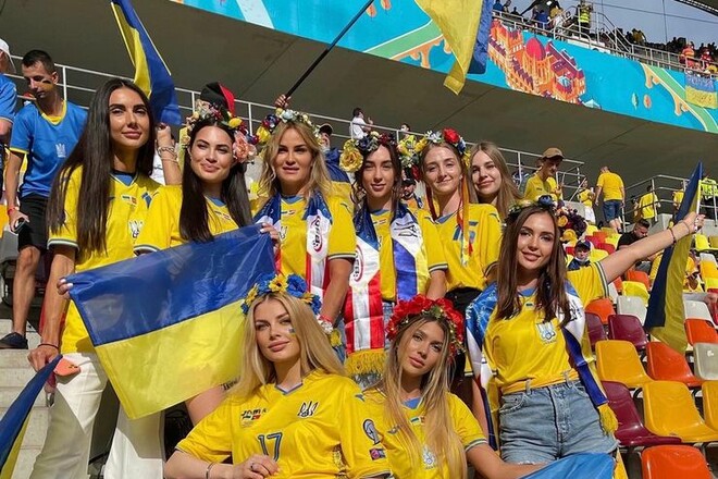 ФОТО. Дружини і дівчата гравців збірної України вирушили до Риму