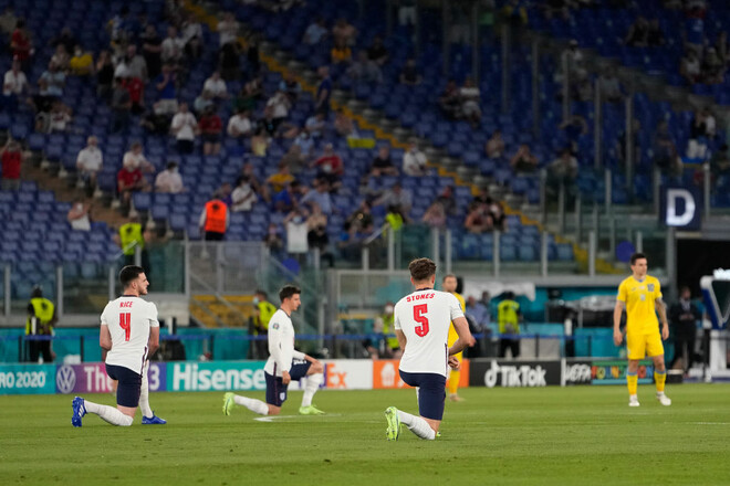 ФОТО. Англичане стали на колено в начале матча, украинские футболисты – нет