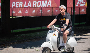 ФОТО. Моуріньо проїхався на мопеді по Риму