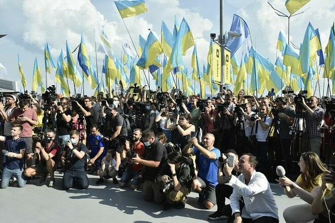Організатори зустрічі збірної України спростували скандал з прапорами