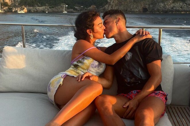 ФОТО. Невеста Роналду опубликовала фото поцелуя с Криштиану на яхте