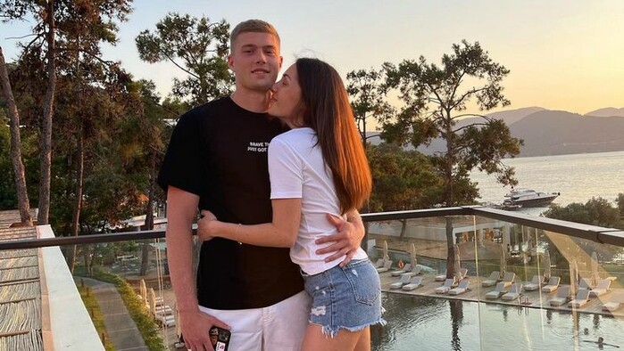 ФОТО. Довбик відпочиває на морі зі своєю дівчиною