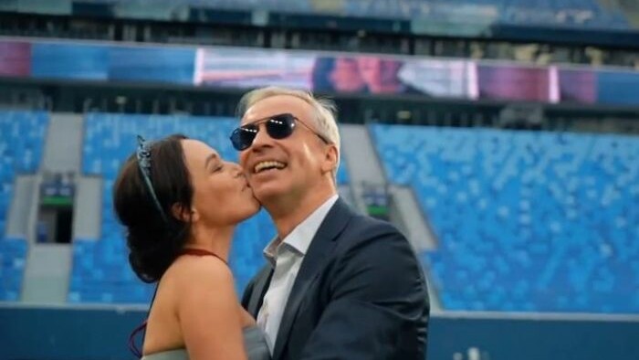 Російські звичаї. Дружина менеджера орендувала Газпром Арену для побачення