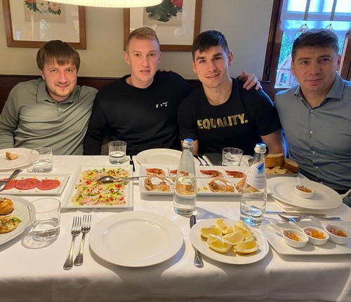 ФОТО. Коваленко та Маліновський зустрілися за вечерею в Італії