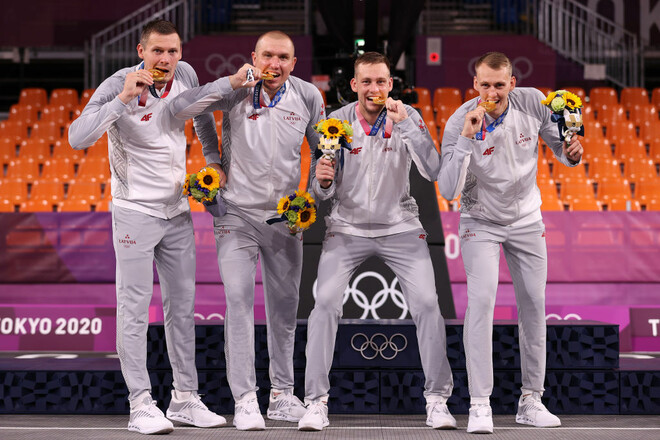 ВИДЕО. В Латвии помпезно встретили олимпийских чемпионов по баскетболу 3х3