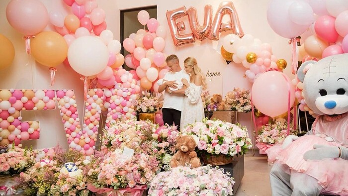 ФОТО. Красиво папа встречал. Как Зинченко встретил жену и дочь из роддома