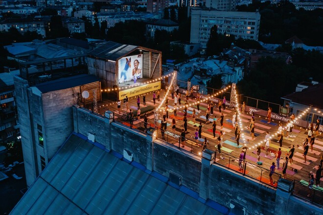 Nike провел масштабную йога сессию на крыше в центре Киева