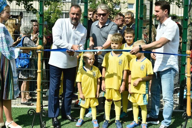 УАФ відкрила футбольний майданчик на місці, де діти співали гімн України