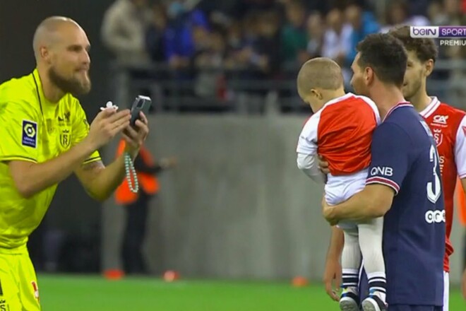 ВИДЕО. Вратарь Реймса сделал фото Месси со своим сыном после матча