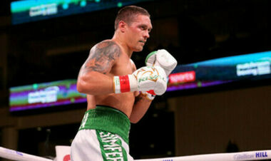 ФОТО. Работает на песке. Усик показал актуальную форму