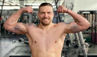 ФОТО. Усик зустрівся з колишнім російським бійцем UFC Тактаровим