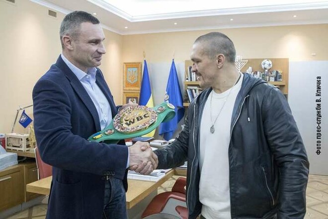 ВИДЕО. Виталий Кличко подарил Усику первый пояс WBC с украинским флагом