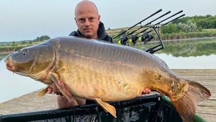 ФОТО. Відомий український коментатор зловив гігантського коропа