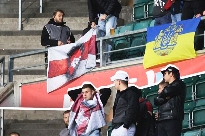 В Таллинне на матче Беларуси повесили флаги Украины и белорусской оппозиции