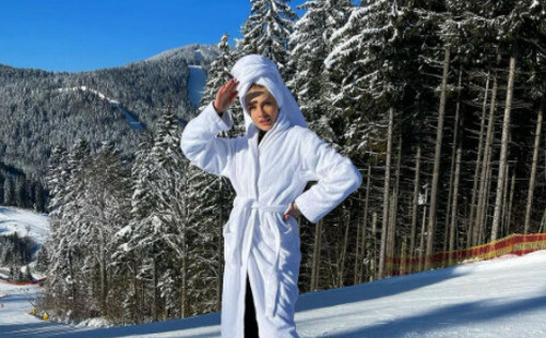 ВІДЕО. Влада Зінченко покаталася на гірських лижах у банному халаті