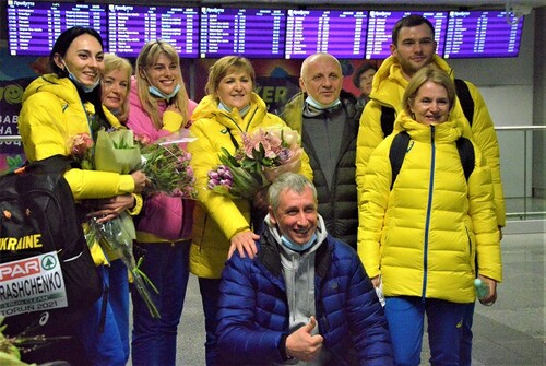 Цветы и объятия. Как встречали чемпионок Европы Магучих и Бех-Романчук