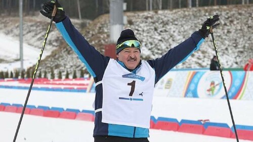ВИДЕО. Соперник трижды упал перед финишем: Лукашенко выиграл лыжную гонку