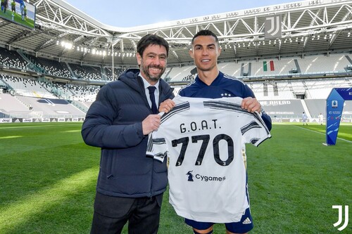 Роналду получил от президента Юве футболку с надписью GOAT и числом 770