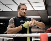 ВІДЕО. Як Усик тренується з важкими млинами