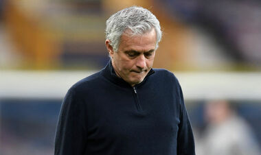 ФОТО. В цветах Ромы. Моуриньо показал новый чехол для телефона