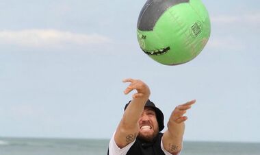 ФОТО. Ломаченко тренується на березі моря із величезним м'ячем