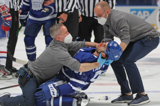 ВІДЕО. Ногою в голову. Хокеїст Торонто ризикував отримати серйозну травму