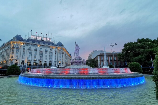 ФОТО. Капитан Атлетико повязал шарф клуба на памятник Нептуну в Мадриде