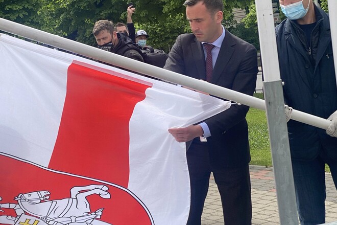 Международный скандал. В Латвии заменили флаг Беларуси на бело-красно-белый