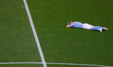 ВІДЕО. Відразу зняв медаль. Емоції Зінченка після фіналу Ліги чемпіонів