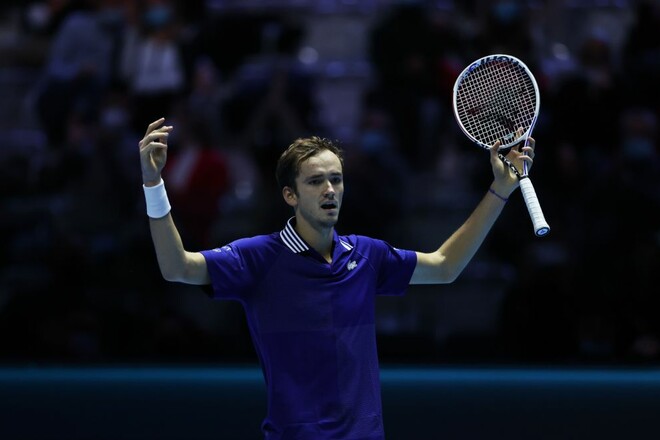 Итоговый турнир ATP. Медведев одержал волевую победу над Хуркачем