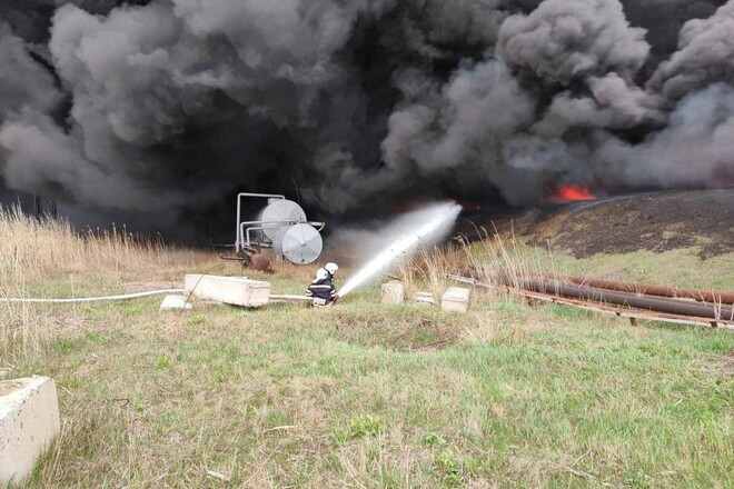 Рашисты обстреляли нефтеперерабатывающий завод в Луганской области