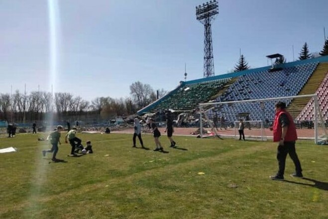 ФОТО. На розбомбленому стадіоні Десни вперше зіграли у футбол