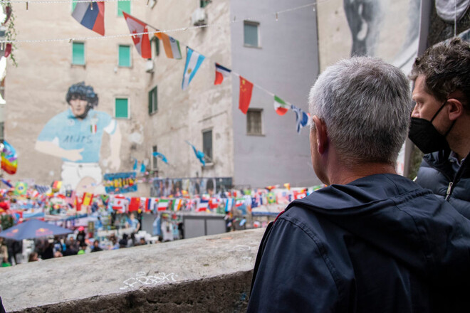 ВИДЕО. Моуриньо почтил память Марадоны в Неаполе