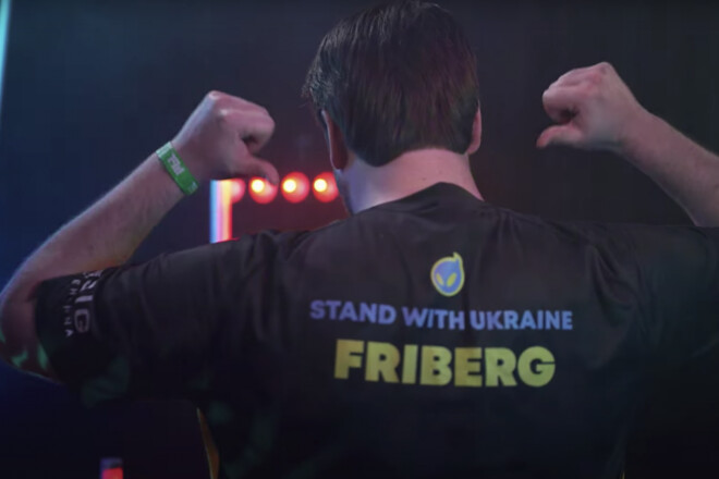 STAND WITH UKRAINE. Европейская команда играет в специальной форме.