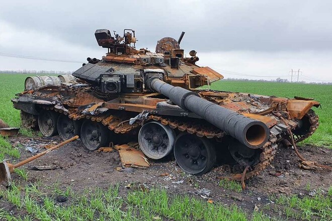 На війні в Україні окупанти втратили 815 танків та 150 вертольотів