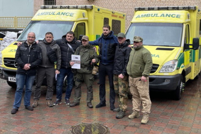 British-Ukrainian Aid передали Украине два автомобиля скорой помощи