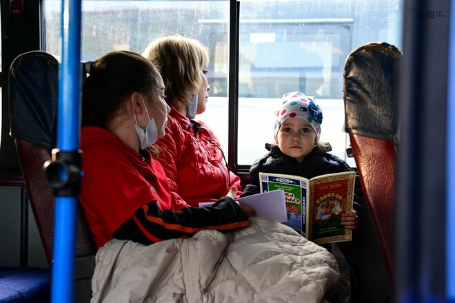 Ужасы депортации. 90 детей из Мариуполя вывезли во Владивосток
