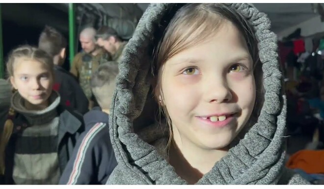 ВИДЕО. Полк Азов показал женщин и детей в подземелье Мариуполя