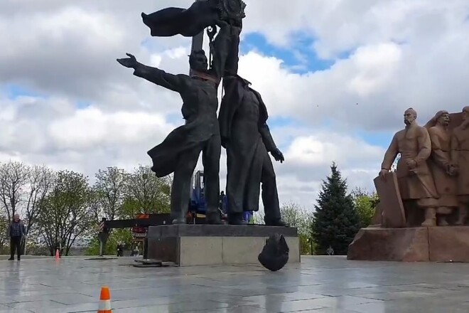ВИДЕО. Рашисту оторвало голову. В Киеве демонтируют монумент дружбы народов