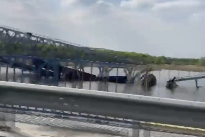 ВИДЕО. В Донецкой области подорван ж/д мост с вагонами