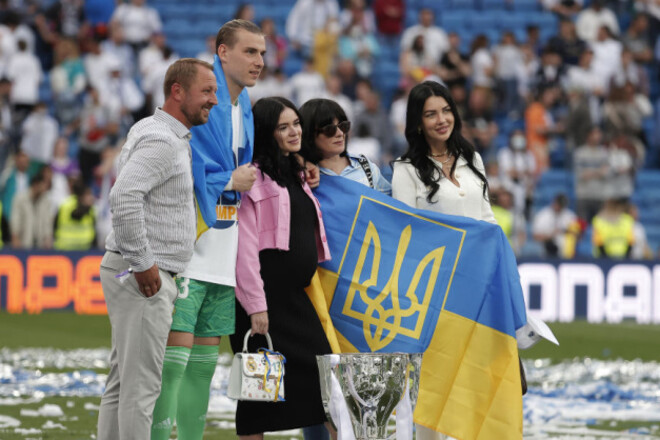 ФОТО. Андрей Лунин с флагом Украины отпраздновал титул Ла Лиги