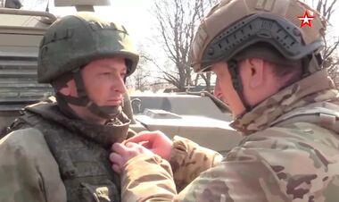 Російський генерал нагородив сина за «визволення» Чернігівської області